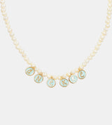 Calm pearl necklace with gold-plated metal plates